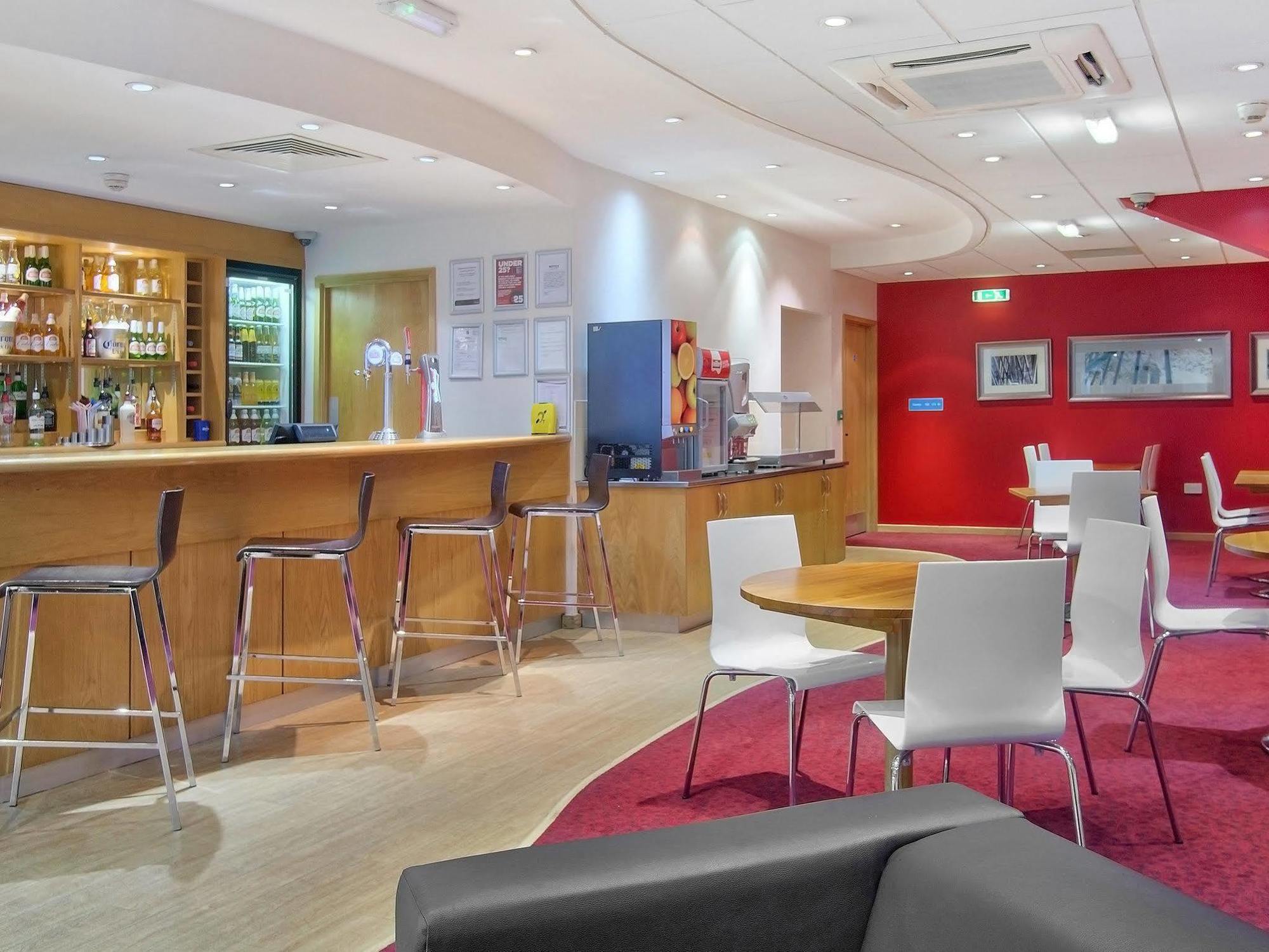 Travelodge Birmingham Central Broadway Plaza Exteriör bild
